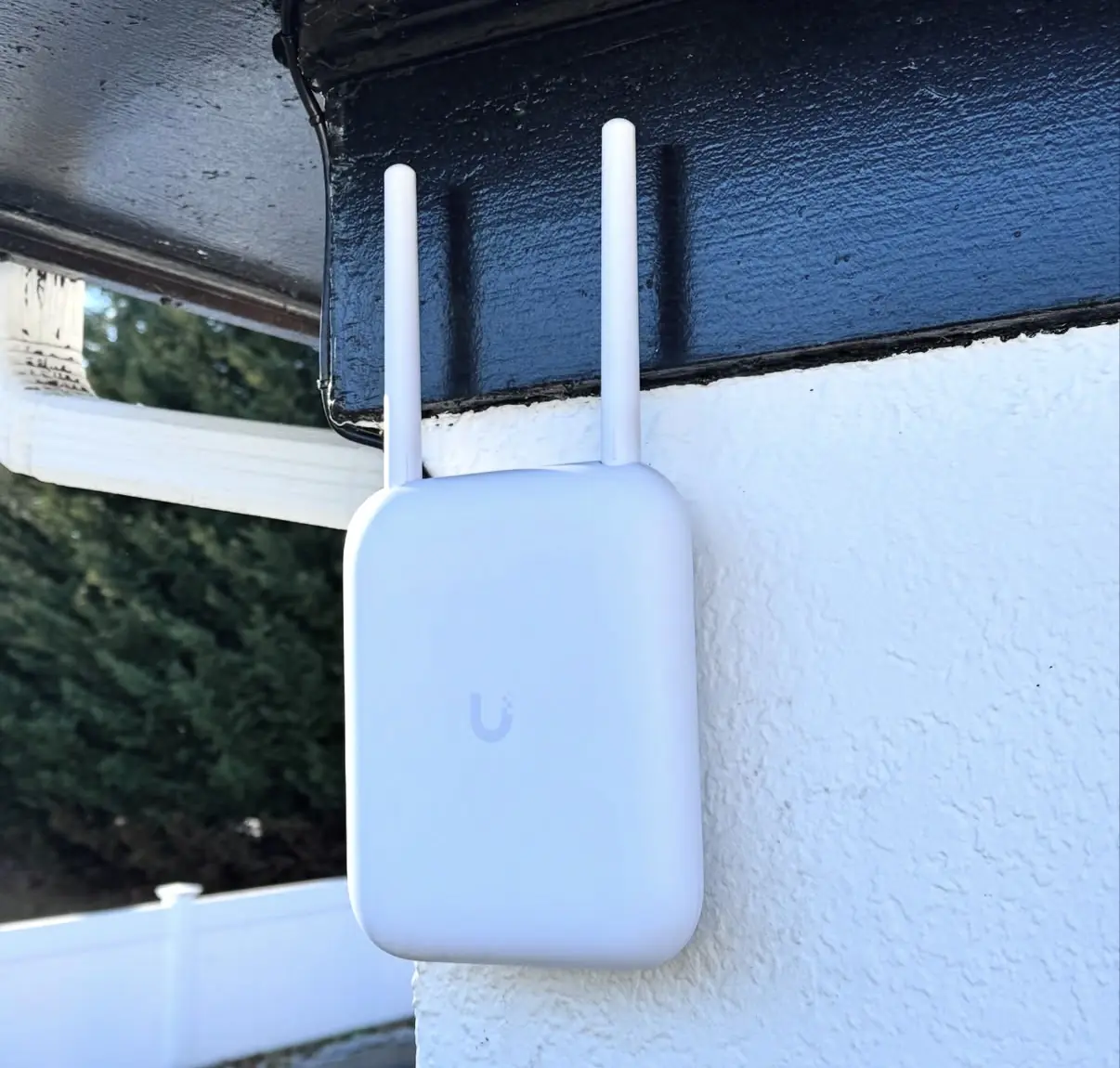 Een buitenzender onder de dakgoot: hier begint het bereik in de tuin