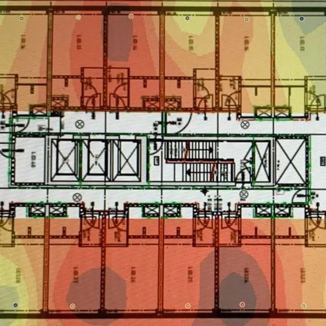 Gemeten dekking over de plattegrond van een gebouw: groen is goed, rood is zwak