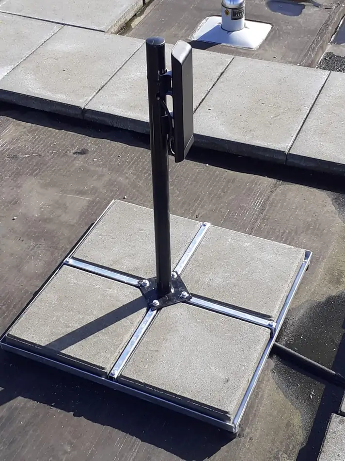 Een stabiele voet op een plat dak: een antenne die wiebelt raakt uitgericht