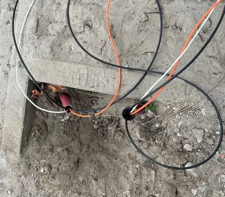 Kabels in de grond tussen twee panden, hersteld na graafschade